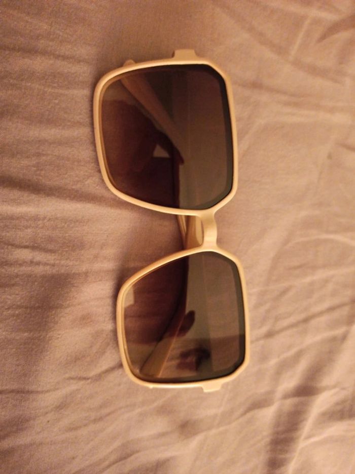 Lunette de soleil rose