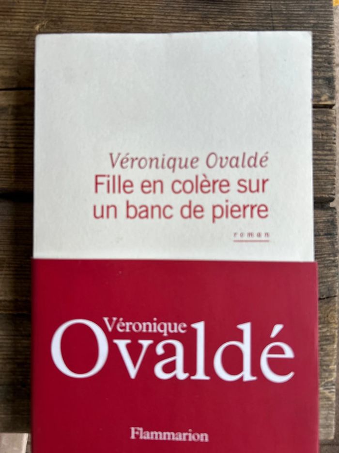 fille en colère sur un banc de Pierre