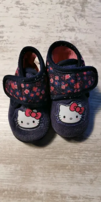 Chausson Hello Kitty pointure 19 bleu marine et rose