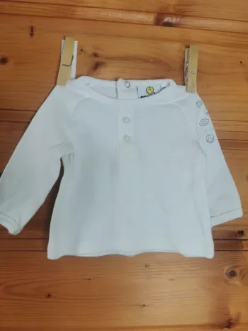 Tee shirt blanc manches longues.