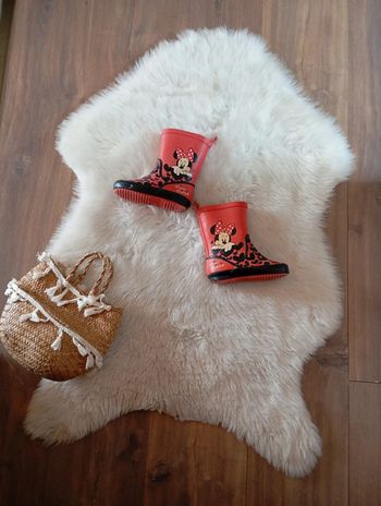 1€ bottes Minnie 💖 rouge et coeur noir pointure 23