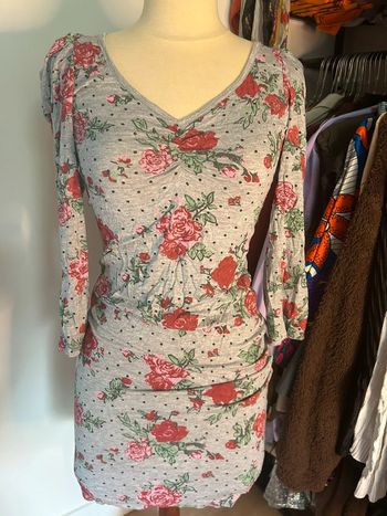 Robe printemps / été grise à fleurs et dos dénudé