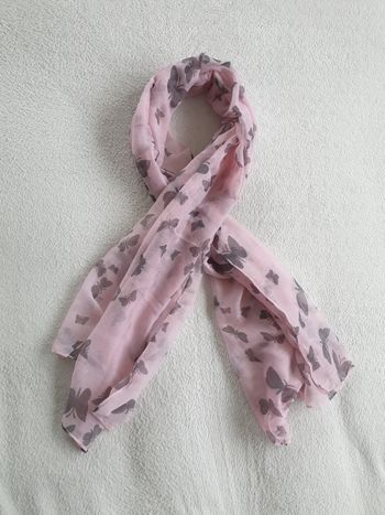 Foulard echarpe rose a papillons