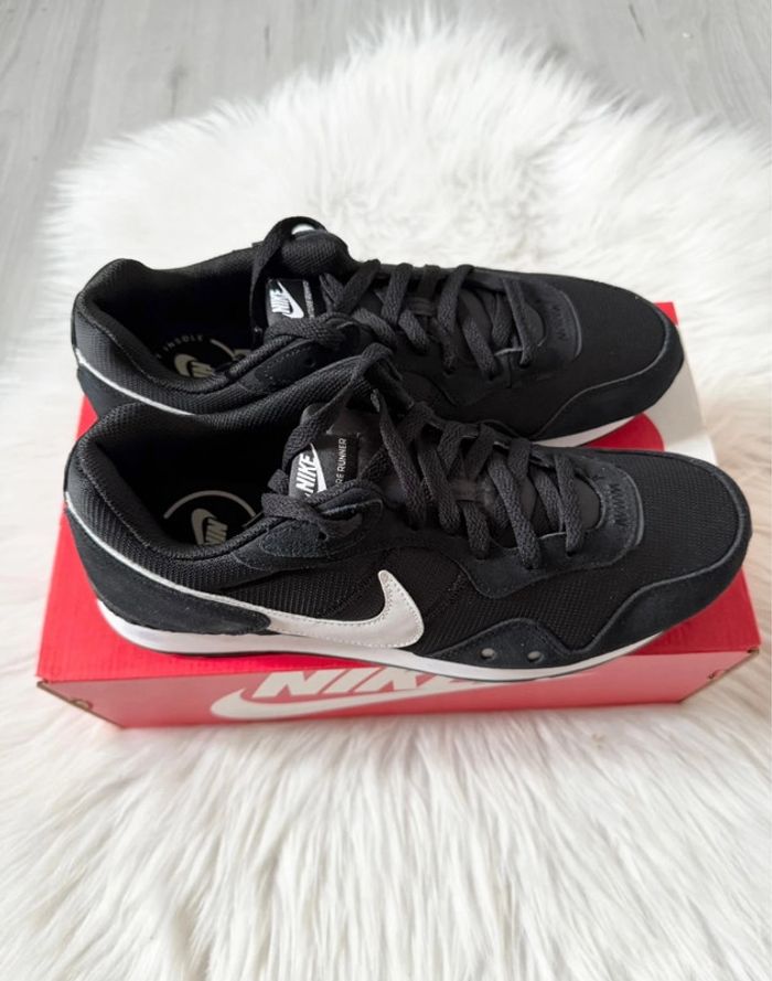 Baskets Nike Venture Runner – Taille 44,5 – Noir/Blanc – Neuf avec étiquette - photo numéro 10