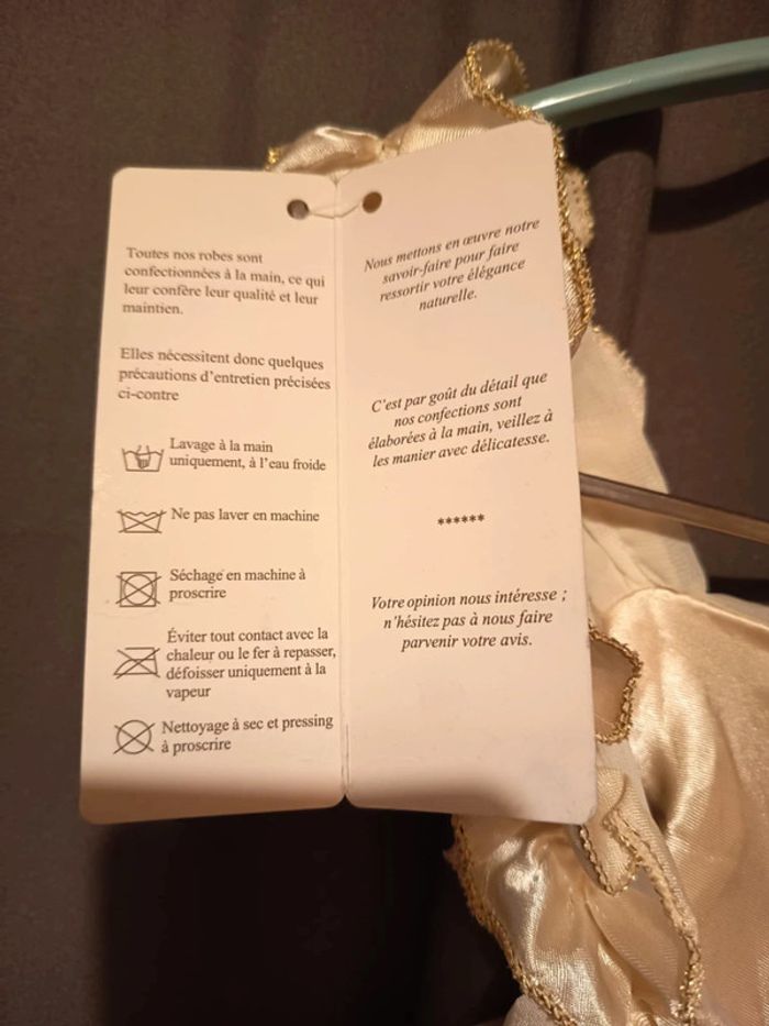 Robe soirée, bustier Une manche sans bretelles et l'autre satin filet or. Marque U Queenie. - photo numéro 6
