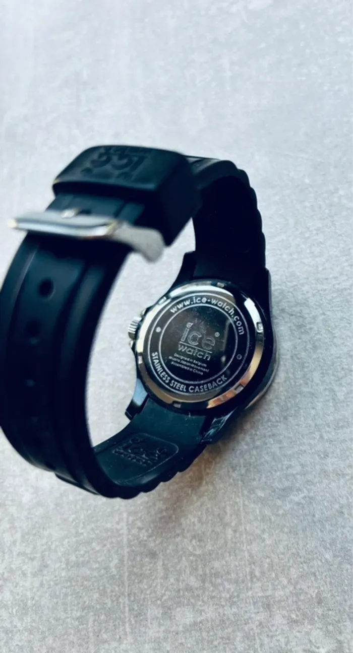 Magnifique montre femme Ice Watch noire avec strass taille médium - photo numéro 4