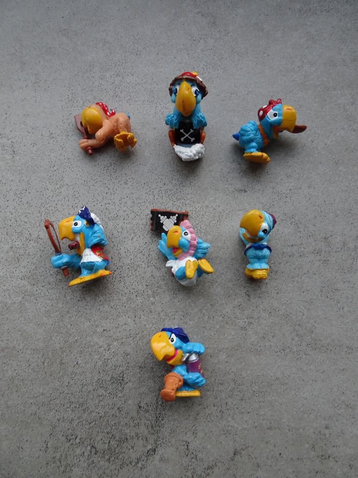 Figurines perroquets kinder
