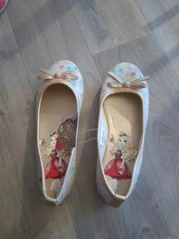 Ballerines Mattel 34 avec fleur doré or Neuve  Neuve avec étiquette 