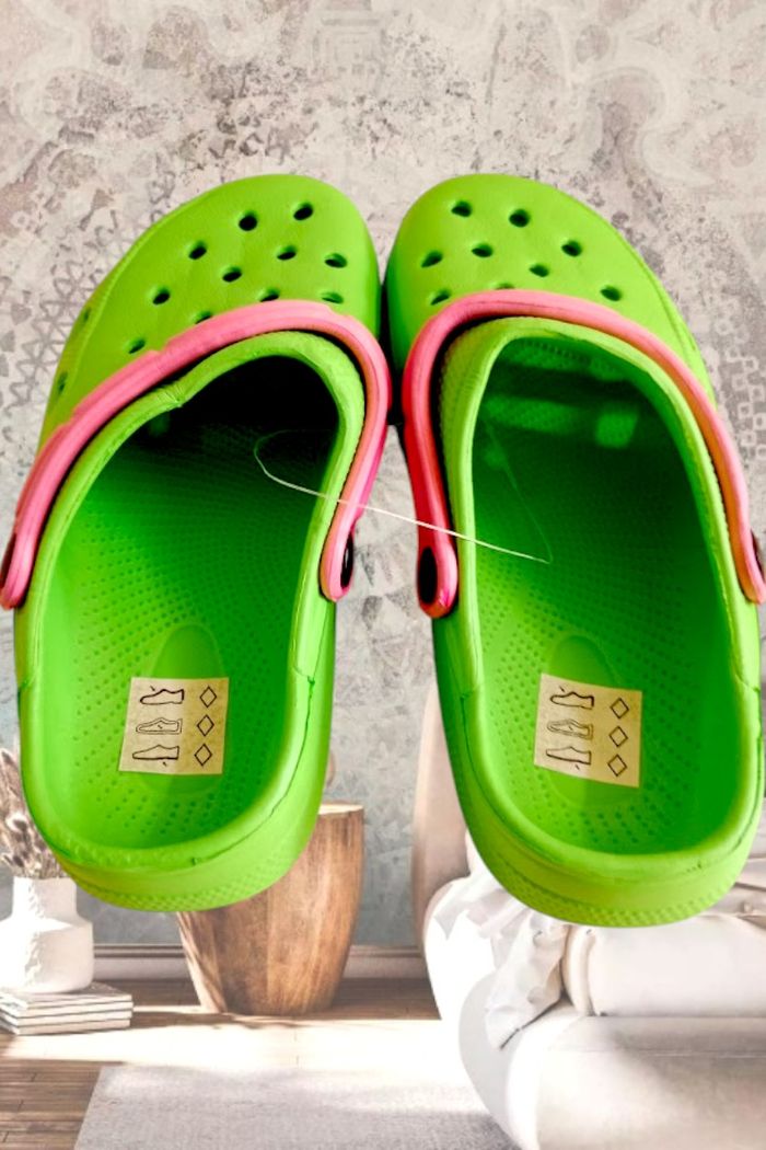 Sabots crocs neuves vert fluo et rose -33 - photo numéro 4