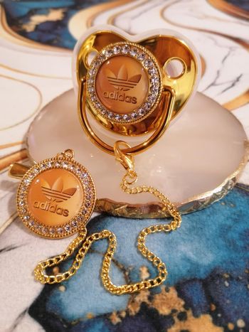 Tétine doré adidas