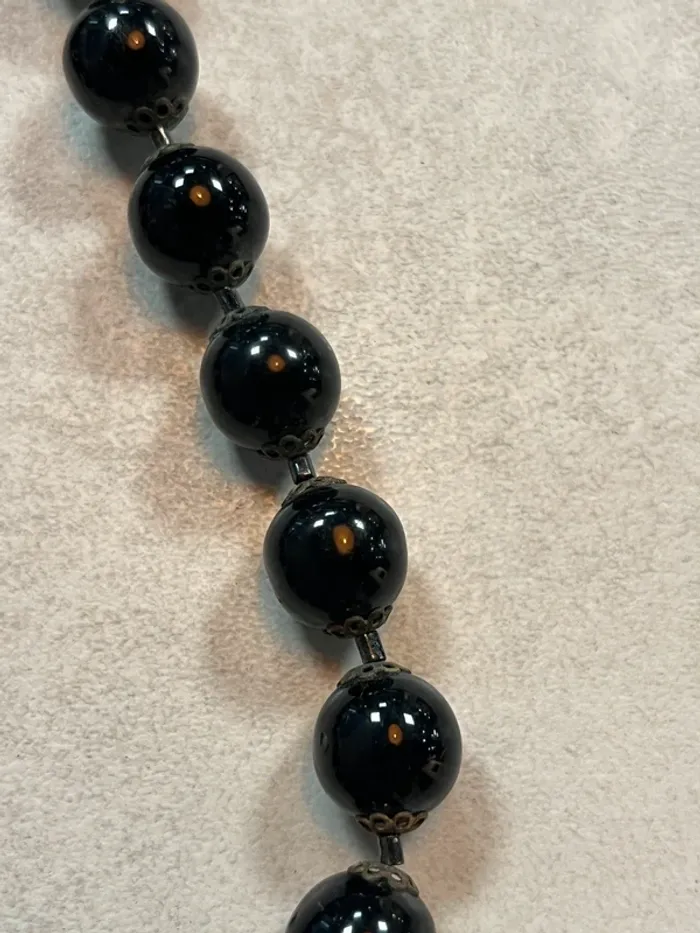 Beau collier vintage en perles de verre noir - photo numéro 2