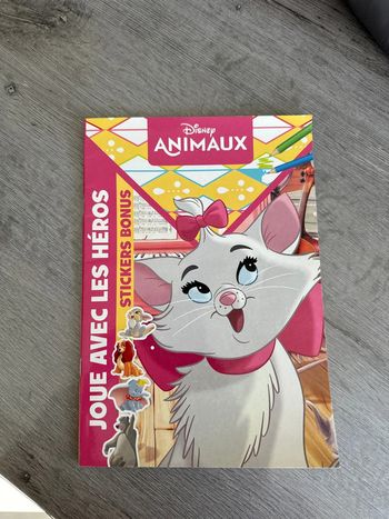 Livre d'activités et de coloriage avec stickers Disney