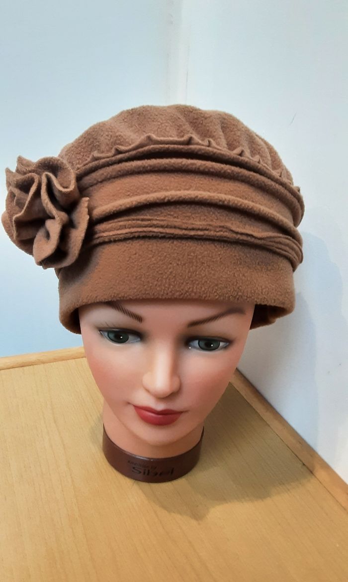 Bonnet  / chapeau  avec une fleur sur le côté agréable à porter pour femme Taille unique - photo numéro 4