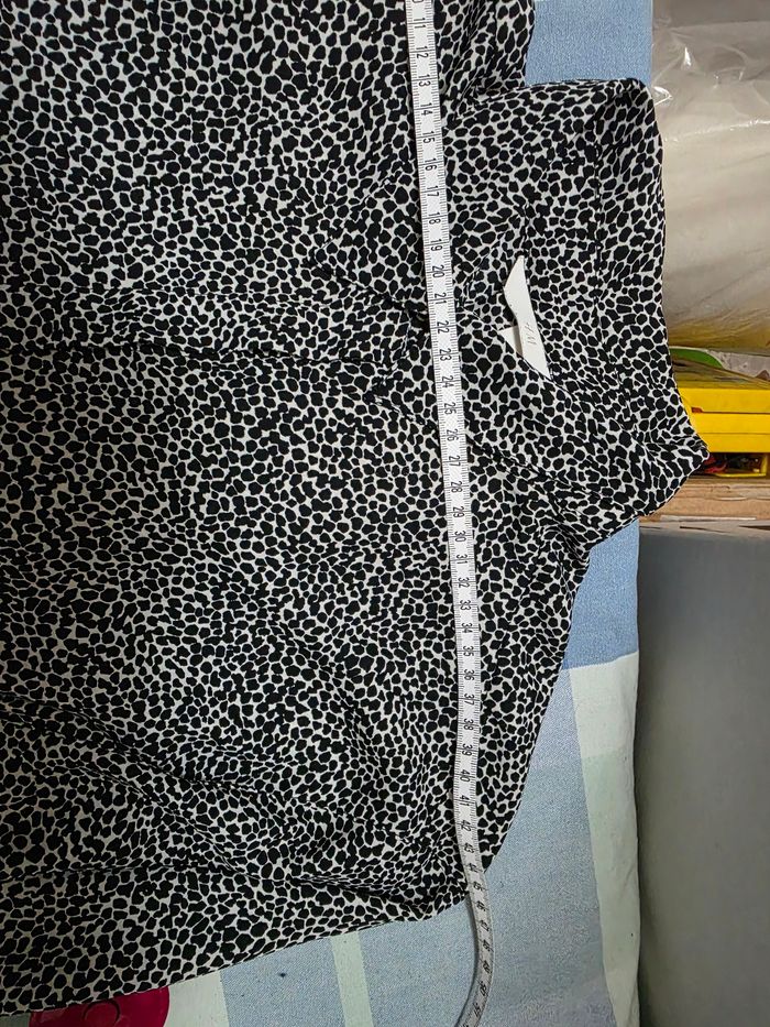 Chemisier long, noir&blanc façon léopard, neuf , en polyester, largeur d'épaule 45cm, largeur sous bras 56cm, longueur 79cm, marque H&M = 10€ - photo numéro 6