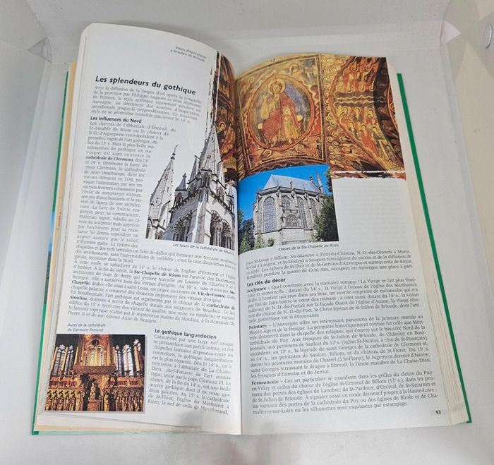 "Le guide vert. Michelin. Auvergne. Bourbonnais".
384 pages.
ISBN : 2.06.030404.0 - photo numéro 4