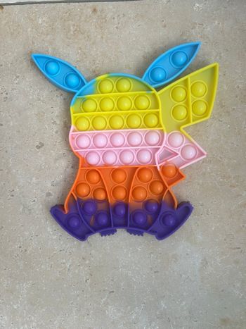 Pop it Pokémon et manette de console 