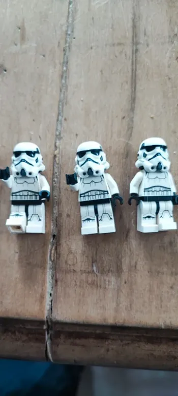 3 figurines star wars