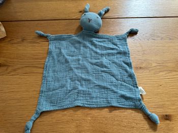 Doudou lange lapin  bleu très bon état   enfant bébé   Petite tache blanche