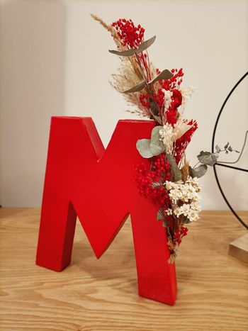 Lettre prénom M, rouge et fleurs séchées