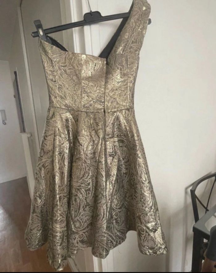 Robe habillée dorée épaules dénudées Assos Petite - photo numéro 2