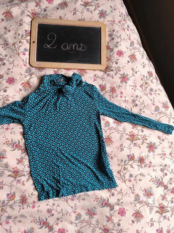 Joli haut  manches longues taille 2 ans en très bon état