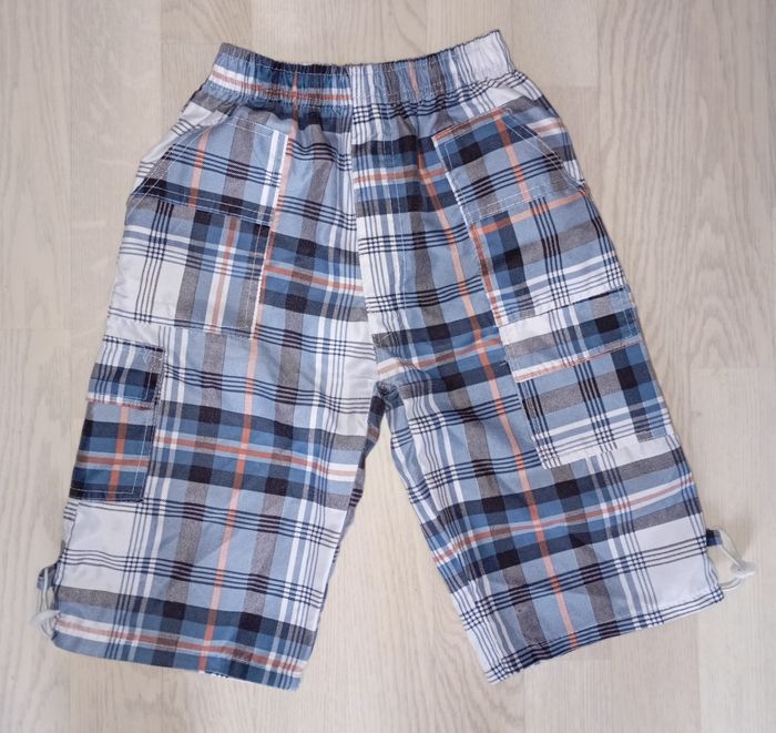 Bermuda léger à carreaux bleus et gris clairs 
T. 8 ans