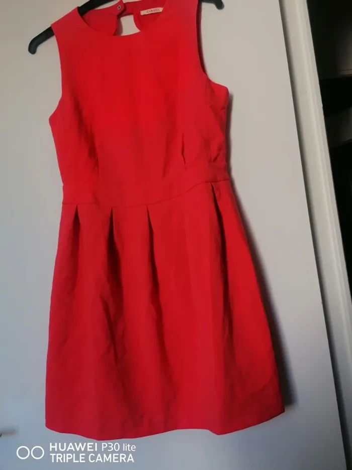 Robe rouge décollée arrière - photo numéro 2