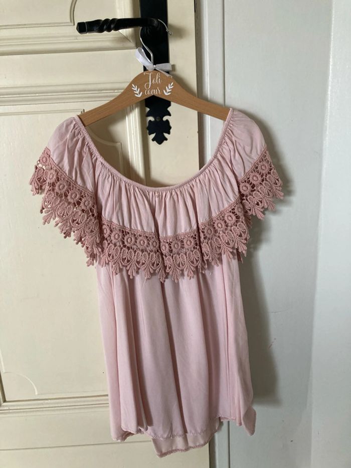 Haut sans manches fluides avec encolure broderie