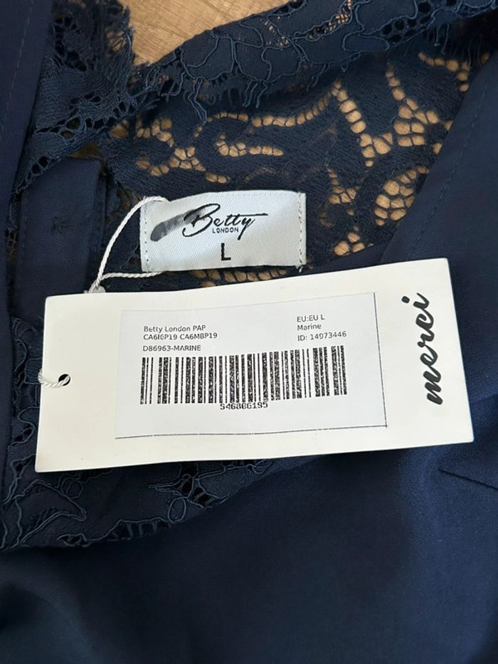 Robe bleue marine neuve avec dentelle Betty London taille L - photo numéro 15