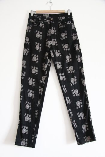 Très beau slim taille haute motifs fleuris noir et gris comme neuf