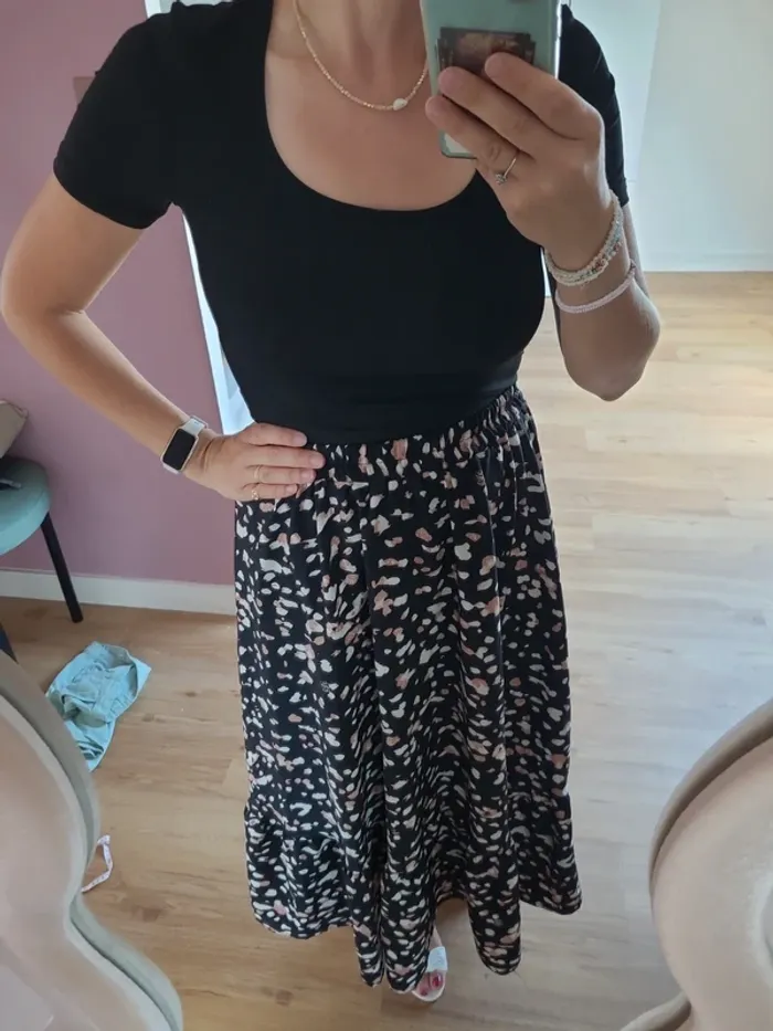 Ensemble t-shirt noir et jupe longue