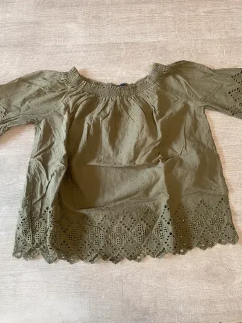 Blouse kaki bohème chic – broderies anglaises et manches 3/4