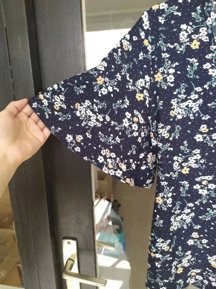 Blouse fleurie marine coupe cache coeur Taille S Camaïeu Neuf avec étiquette - photo numéro 4