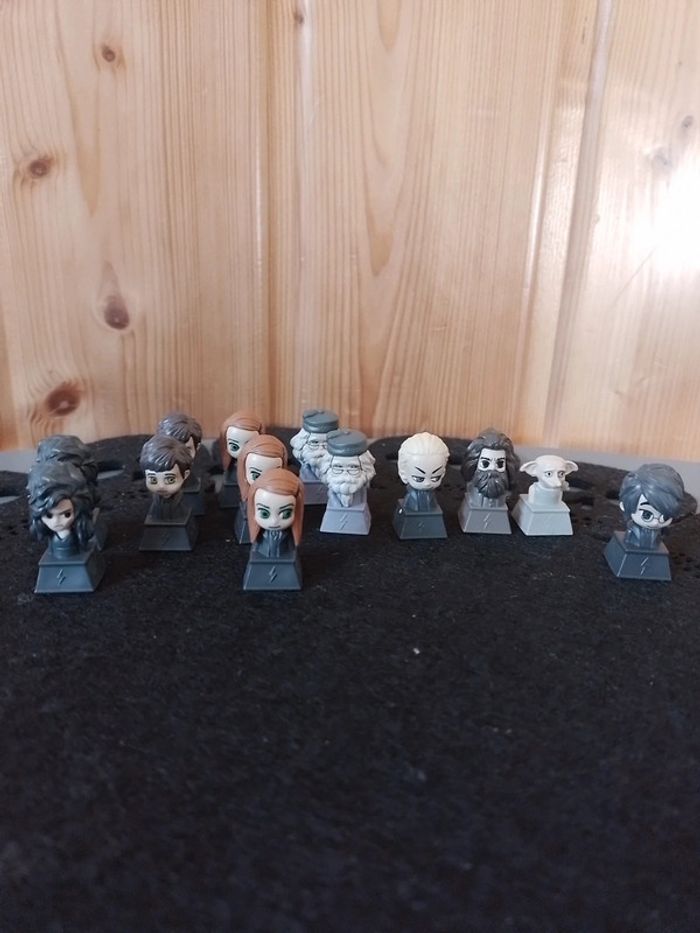 Lot de 13  Wizzis figurines Harry Potter + 20 autocollants