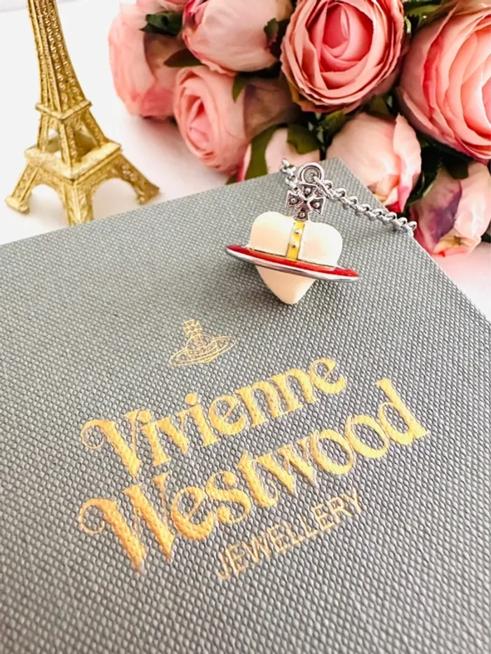 🪐Collier Vivienne Westwood orbite ivoire & rouge – Logo gravé sur le fermoir - photo numéro 3