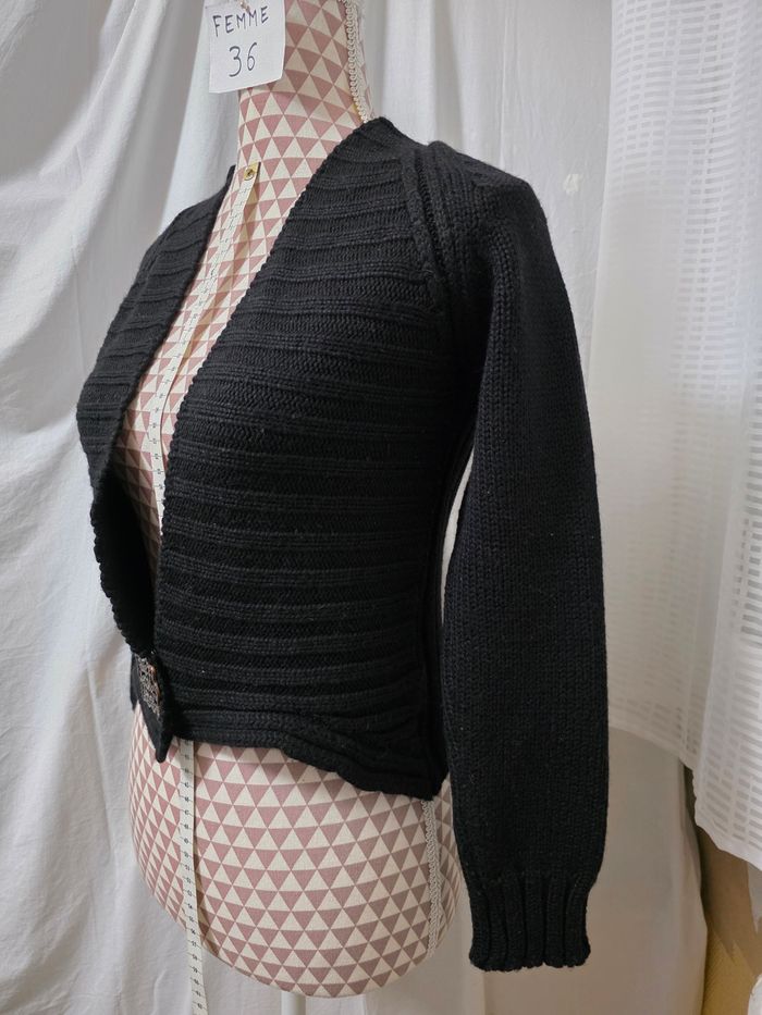 Boléro/pull,noir,en acrylique & laine,en très bon état, largeur d'épaule 40cm, largeur sous bras 43cm,longueur 44cm, marque Camaïeu =5€ - photo numéro 2