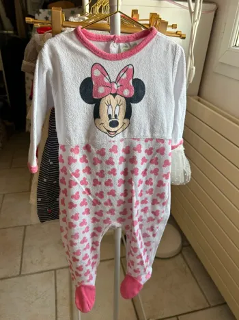 Pyjama épais Minnie Disney taille 12 mois en très bon état