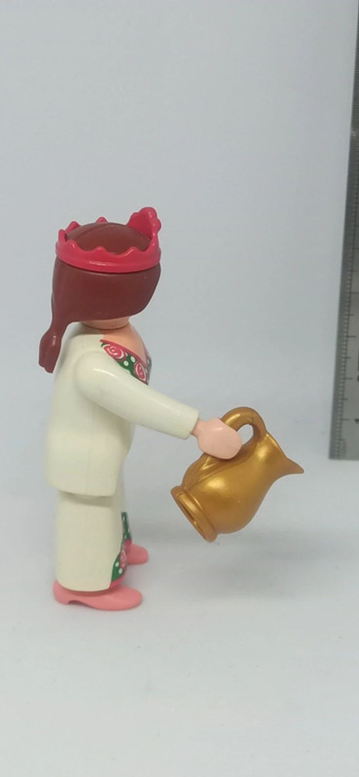 Femme robe blanche à fleurs avec pichet playmobil - photo numéro 2