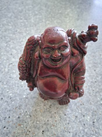 Bouddha " rieurs " cornebuse" en résine rouge