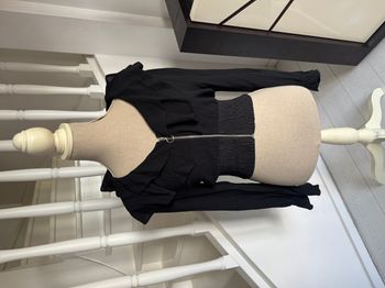 Top court à manches longues Zara noir avec fermeture éclaire à l'avant