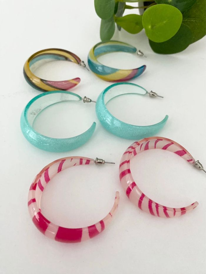 Lot 3 paires de boucles d’oreilles - Forme créoles 🩷💛 multicolores - Neuves - photo numéro 6