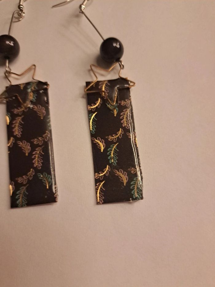 Boucles d'oreilles pendante en résine noir et doré - photo numéro 7