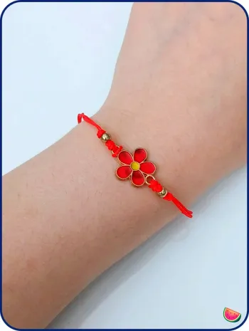 Bracelet fleur rouge sur cordon ajustable – look minimaliste