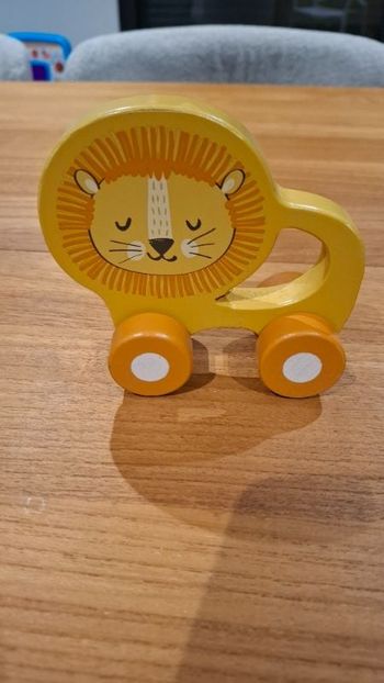 1 Lion en bois sur roulettes, facile à prendre en main pour bébé.