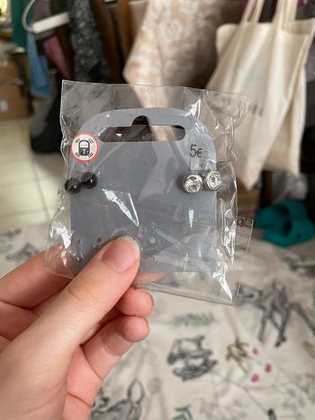 Lot de deux paires de boucles d’oreilles.