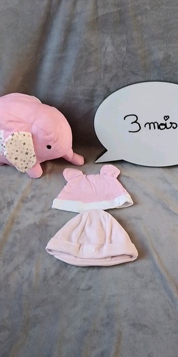 Lot de 2 bonnets  rose et blanc bébé fille Taille 3 / 6mois Disney et TEX