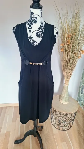 Jolie petite robe noire taille 1