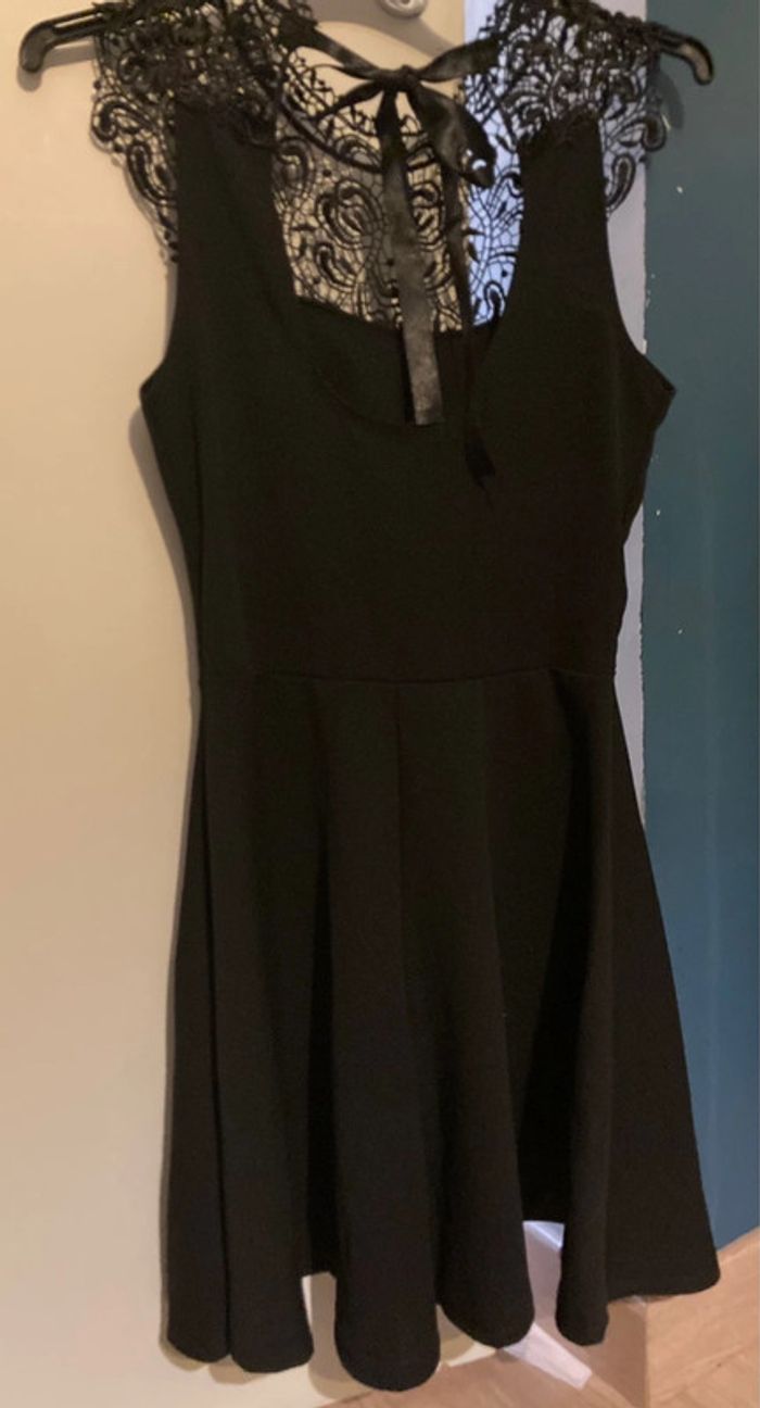 Robe noire décolleté en dentelle - photo numéro 3