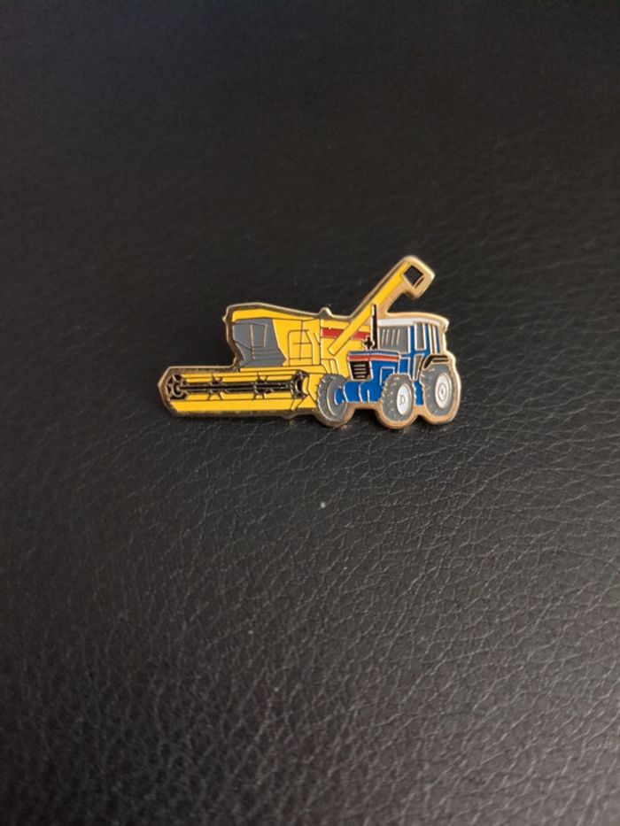 Pin's moissonneuse traceur Ford signé Fraisse Agriculture