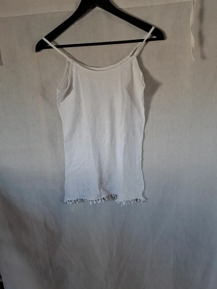 Débardeur blanc avec pompons